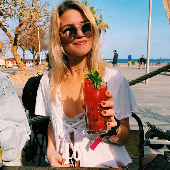 Meet your Posher, Justine - Picture 1 of 2